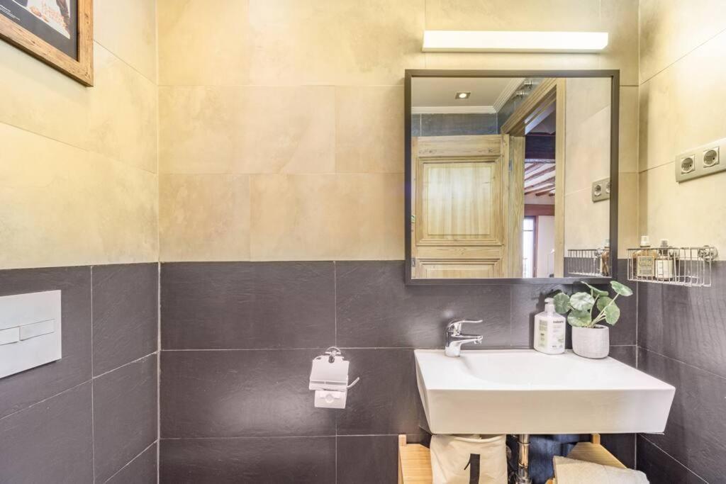 Sea Views In The Heart Of The Old Town Apartment กาสโตร-อูร์เดียเลส ภายนอก รูปภาพ